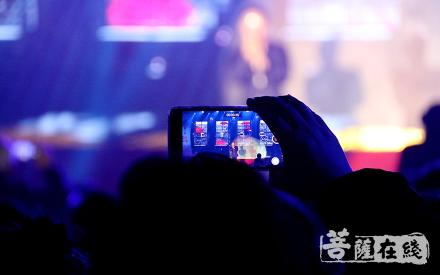 三亿体育官网:梅花社区:“浓情重阳”文艺演出(图1) 三亿体育官网